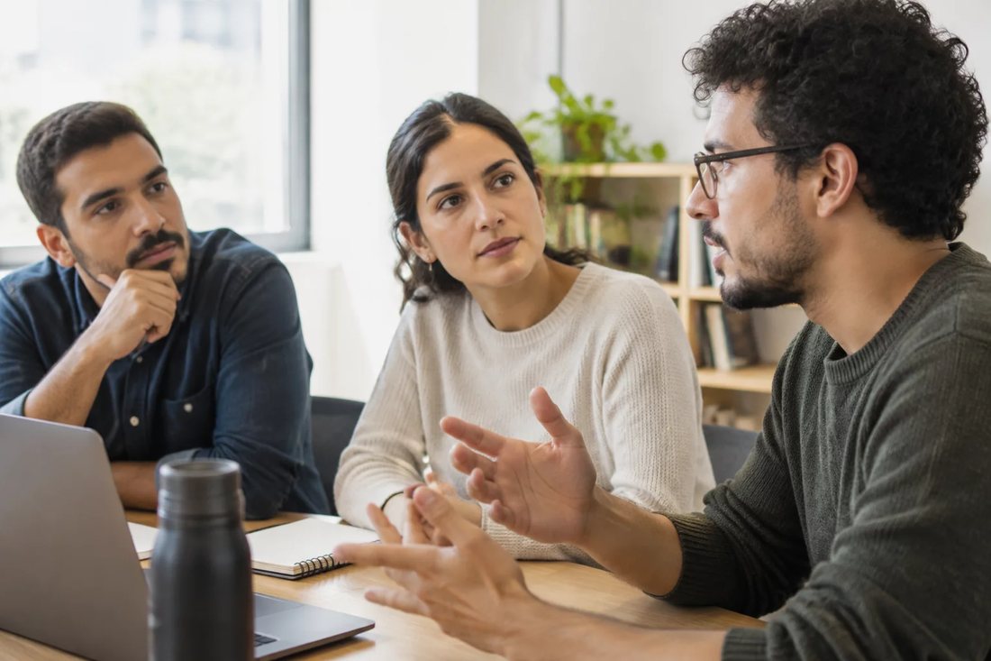 Participante falando em pé enquanto o restante da turma acompanha sentado